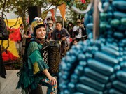 チャラン・ポ・ランタン「秋のブタ音楽祭2024 ～空き地deランタンサーカス～」の様子。（撮影：なかむらしんたろう）