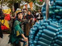 チャラン・ポ・ランタン「秋のブタ音楽祭2024 ～空き地deランタンサーカス～」の様子。（撮影：なかむらしんたろう）