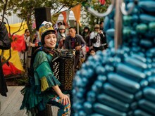 チャラン・ポ・ランタン「秋のブタ音楽祭2024 ～空き地deランタンサーカス～」の様子。（撮影：なかむらしんたろう）