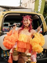 チャラン・ポ・ランタン「秋のブタ音楽祭2024 ～空き地deランタンサーカス～」の様子。（撮影：なかむらしんたろう）