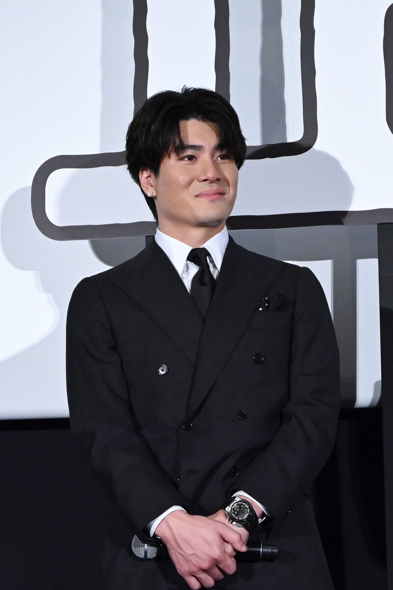 山田孝之のトークに笑いをこらえる森本慎太郎(SixTONES)。