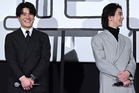 山田孝之が刑事・又貫役を演じるうえでのストレスで頭が薄くなっていると明かし、吹き出しす森本慎太郎(左)、横浜流星(右)。