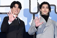 横浜流星が「正体」で5つの顔を持つ指名手配犯を演じることから、手で“5”を示す森本慎太郎（左）、横浜流星（右）。