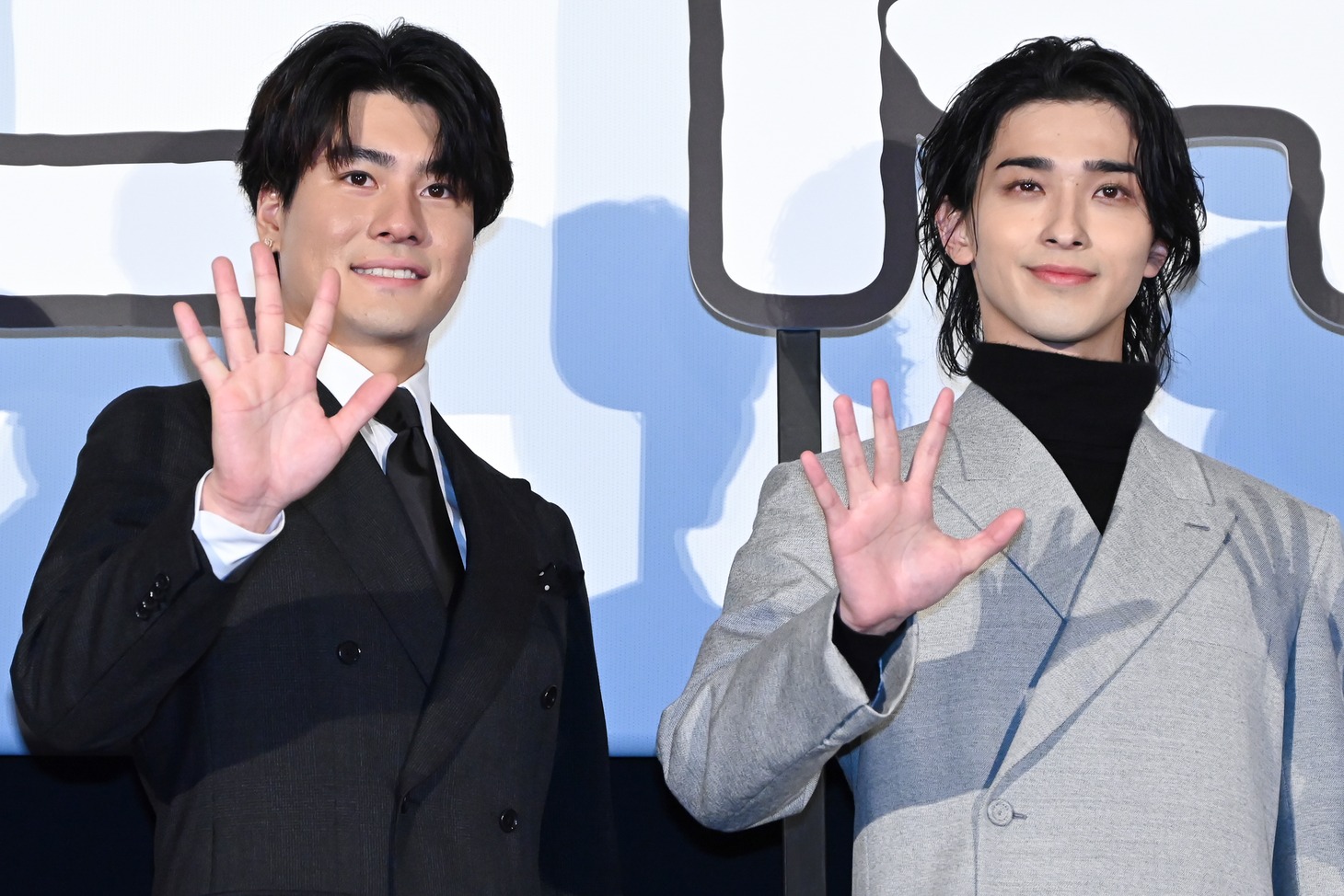 横浜流星が「正体」で5つの顔を持つ指名手配犯を演じることから、手で“5”を示す森本慎太郎（左）、横浜流星（右）。