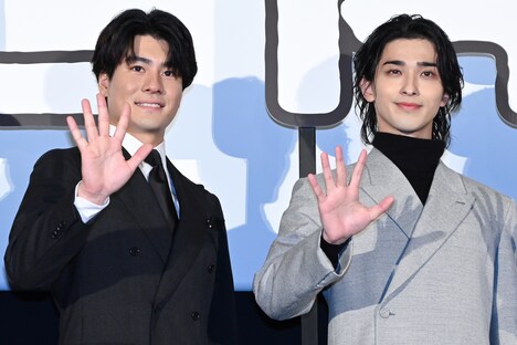 横浜流星が「正体」で5つの顔を持つ指名手配犯を演じることから、手で“5”を示す森本慎太郎(左)、横浜流星(右)。