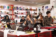 稲葉浩志(B'z)とバンドメンバー。(写真提供:NHK)