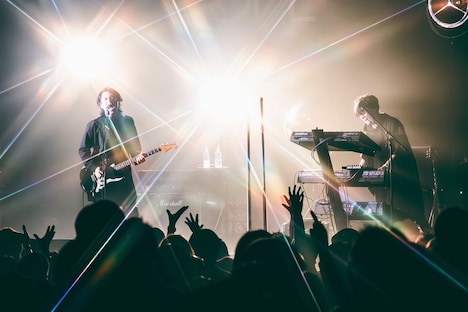 左から小林祐介(Vo, G)、中野雅之(Programming, B, G)。(撮影:タカギユウスケ)