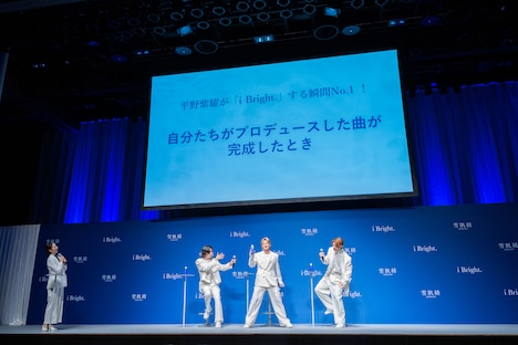 キラキラしたSEに合わせ、雪肌精のボトルを手にポーズをキメる平野紫耀（中央）。それを盛り上げる神宮寺勇太（左）、見守る岸優太（右）。