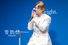 雪肌精を頬に寄せる平野紫耀。