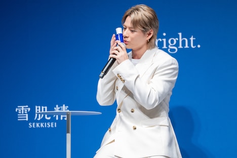雪肌精を頬に寄せる平野紫耀。