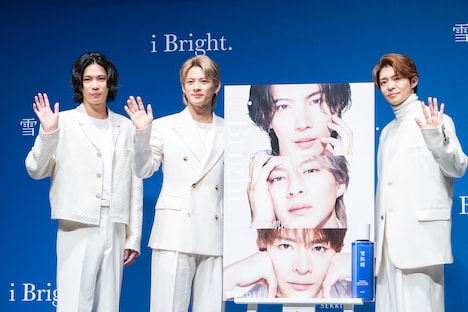 手を振るNumber_i。