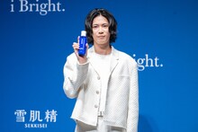 雪肌精のボトルを手にほほえむ神宮寺勇太。