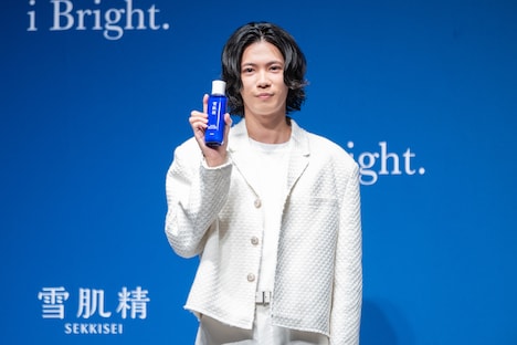 雪肌精のボトルを手にほほえむ神宮寺勇太。