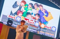 舞台の前書きを読み上げる阿部隼大。（撮影：上溝恭香）