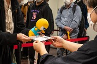 ファンに特典を手渡しする伊藤賢治。