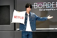 メンバー退場後も一人報道陣の前に残り、シャッターチャンスを提供する佐野晶哉。