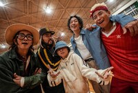 マックジャック「マイメン’91 feat. KOPERU（from梅田サイファー）」ビジュアライザー撮影時の様子。左端がALI、中央がKOPERU。