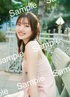 佐々木美玲（日向坂46）1st写真集「陽射しのパレード」書店限定特典ポストカード（未来屋書店）（撮影：熊木優［io］）