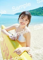 佐々木美玲（日向坂46）1st写真集「陽射しのパレード」書店限定特典ポスター（セブンネットショッピング）（撮影：熊木優［io］）