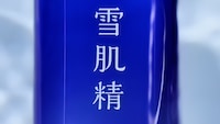 雪肌精の新テレビCM「i Bright. 前を向く、この肌に。」編より。