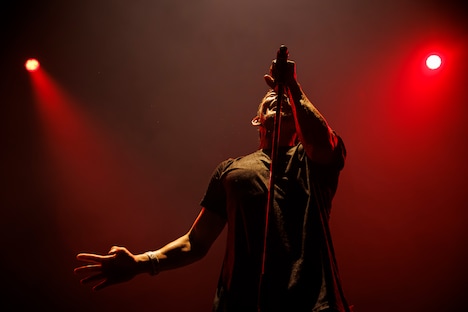 TOSHI-LOW（Vo）（Photo by Tsukasa Miyoshi［Showcase］）