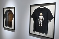 「SPITZ JAMBOREE TOUR '23-'24 "HIMITSU STUDIO"」スタッフTシャツの展示。