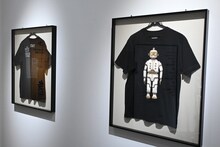 「SPITZ JAMBOREE TOUR '23-'24 "HIMITSU STUDIO"」スタッフTシャツの展示。