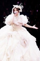 上海で歌う浜崎あゆみ。