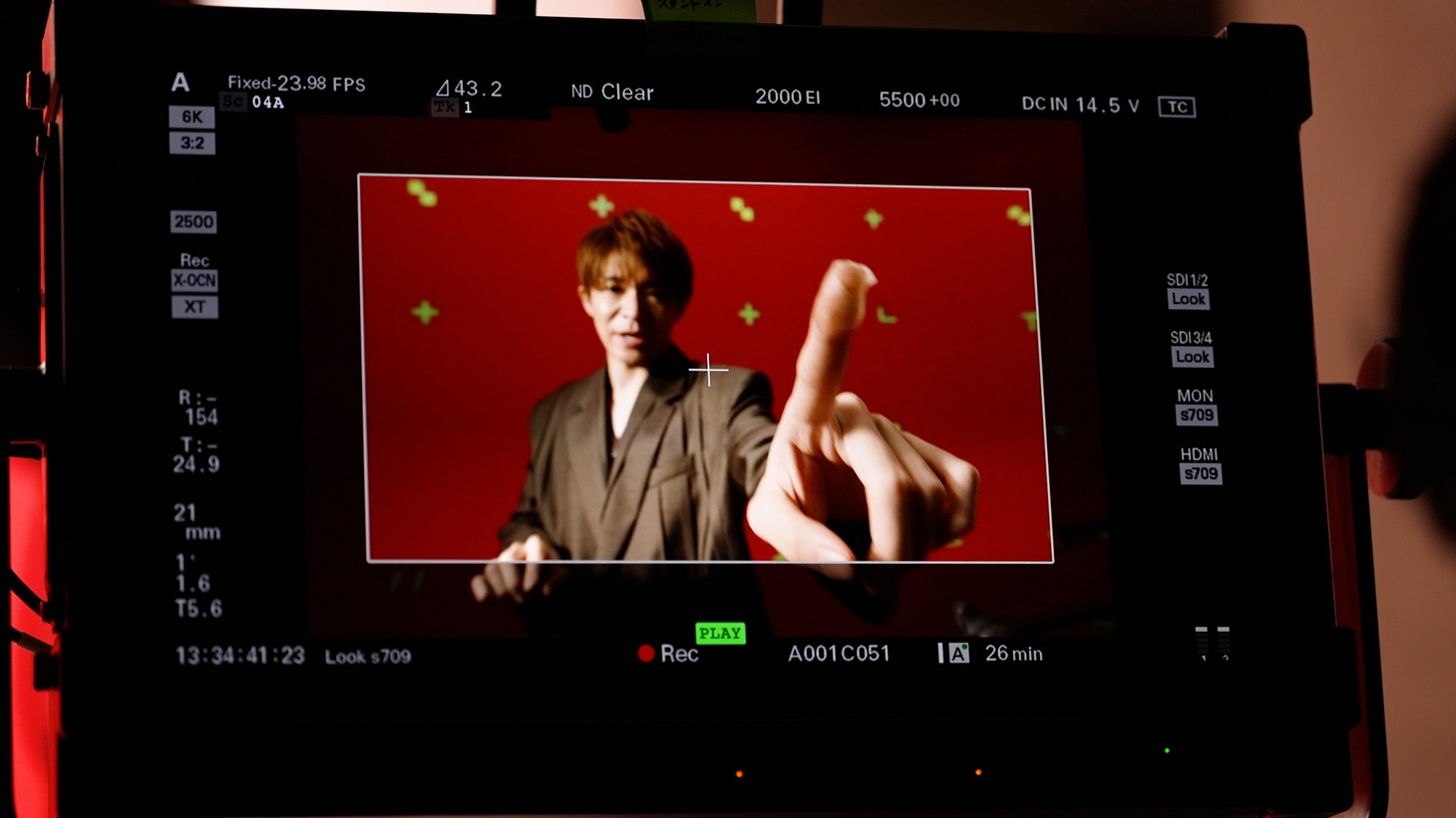 「ヒビケアシリーズ」の新テレビCM「巨大パッケージ」編のメイキングカット。
