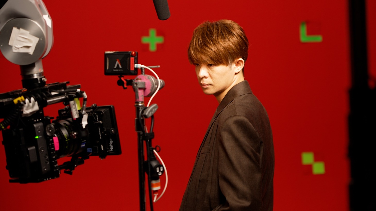 「ヒビケアシリーズ」の新テレビCM「巨大パッケージ」編のメイキングカット。