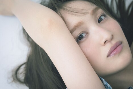 「ももいろクローバーZ 百田夏菜子 フォト＆スタイルブック えくぼは恋の落とし穴♡ Anniversary30」掲載カット（撮影：MARCO）