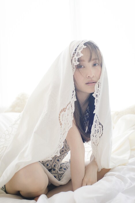 「ももいろクローバーZ 百田夏菜子 フォト＆スタイルブック えくぼは恋の落とし穴♡ Anniversary30」掲載カット（撮影：MARCO）