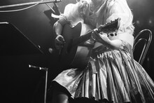 アコースティックギターで弾き語るりりあ。（撮影：飛鳥井里奈）