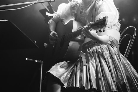 アコースティックギターで弾き語るりりあ。(撮影:飛鳥井里奈)