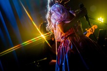 マイクを持つりりあ。（撮影：飛鳥井里奈）