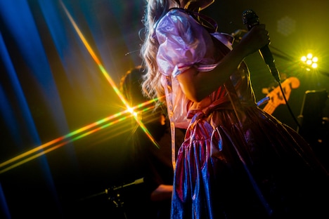 マイクを持つりりあ。(撮影:飛鳥井里奈)