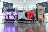 「SPITZ JAMBOREE TOUR '23-'24 "HIMITSU STUDIO"」ステージセットの展示。（Photo by Maho Korogi）