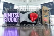 「SPITZ JAMBOREE TOUR '23-'24 "HIMITSU STUDIO"」ステージセットの展示。(Photo by Maho Korogi)