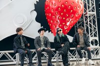 「SPITZ,NOW! ～ロック大陸の物語展～ Special Supporter マイナビ」を体験するスピッツ。（Photo by Maho Korogi）