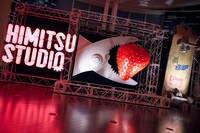 「SPITZ JAMBOREE TOUR '23-'24 "HIMITSU STUDIO"」ステージセットの展示。（Photo by Maho Korogi）