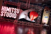 「SPITZ JAMBOREE TOUR '23-'24 "HIMITSU STUDIO"」ステージセットの展示。(Photo by Maho Korogi)