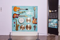 「スピッツ秘宝館」より。（Photo by Maho Korogi）