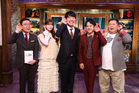 左から上垣皓太朗（フジテレビアナウンサー）、生見愛瑠、川島明（麒麟）、二宮和也（嵐）、小杉竜一（ブラックマヨネーズ）。(c)フジテレビ