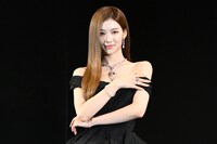 自信に満ちた表情を見せるSANA。