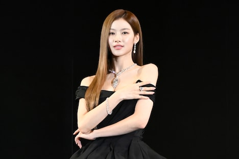 カメラを向けられ、自然とポーズするSANA。