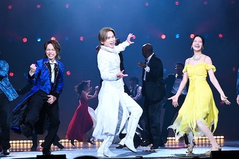 左から前田美波里、堂本光一、中村麗乃。