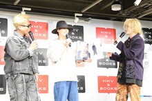 「1つの国を統治してそう」なLIKIYA（左）のカットについて話す神谷健太（中央）と山本彰吾（右）。