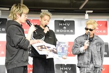 居酒屋カットをアピールする浦川翔平（左）、鈴木昂秀（中央）、LIKIYA（右）。