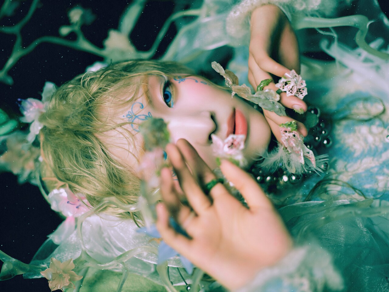 XG「AWE」Solo ver.（MAYA）ジャケット - XGがオオカミの群れの