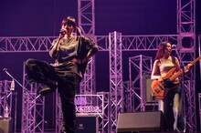 Chilli Beans.のMoto（Vo）とMaika（B, Vo）。（撮影：青木カズロー）